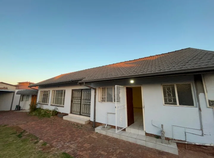 2 Bedroom Apartment In Kempton Park, Edleen